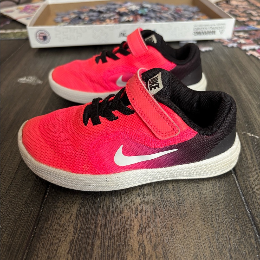 Nike Pink and Black Sneakers with Breathable Mesh - Picture 5 of 9